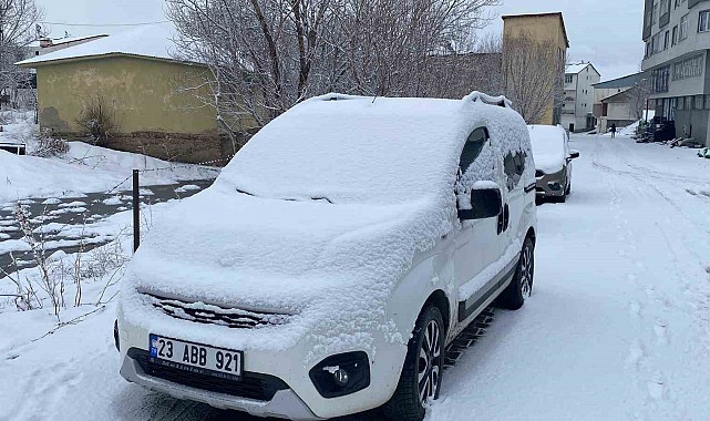 Bir hafta önce bahar temizliği yapılan ilçe kara teslim oldu