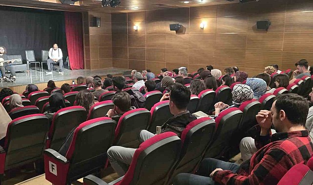 Davetsiz Misafir oyunu ve müzik şenliği seyirciyle buluştu