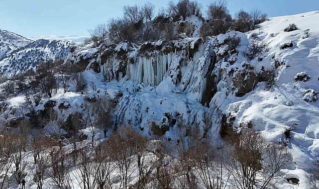 Erzincan buz kesti: Girlevik Şelalesi'nde uzunluğu 2 metreyi aşan buz sarkıtları oluştu