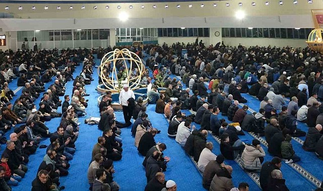 Erzincan'da vatandaşlar Kadir Gecesi'nde camileri doldurdu