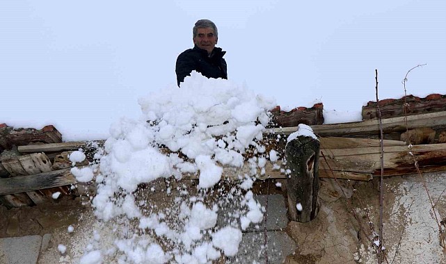 Erzincan'ın Refahiye ilçesinde kar yağışı etkili oldu