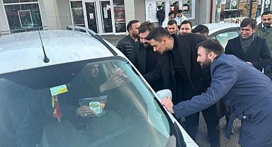 İftara yetişemeyen vatandaşlara AK Partili gençlerden ikram