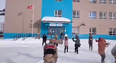 Jandarma ekipleri öğrencilerle kar topu oynadı