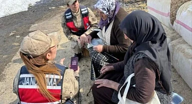 Kadın komutanlar köy köy gezdi! Kadınlara KADES'i anlattı