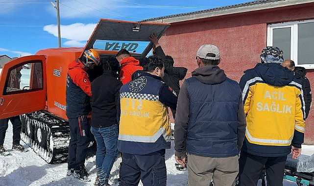 Kar nedeniyle köyde mahsur kalan yaşlı hasta, paletli araçla kurtarıldı