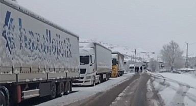 Kar yağışı sınır kapılarında trafiği aksattı