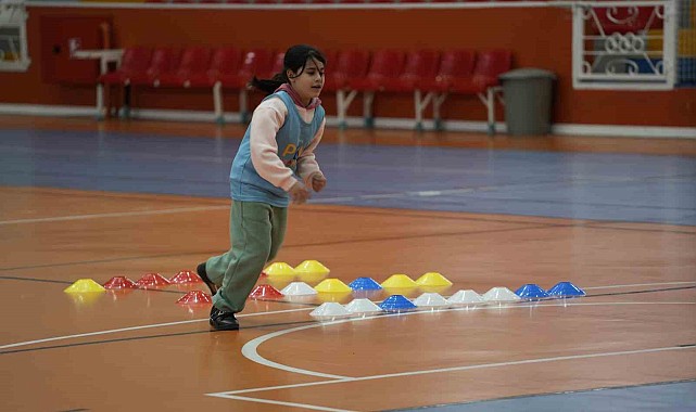 Kars'ta kız çocukları futbol oynayacak