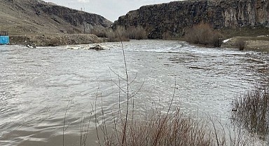 Kura coştu, yetkililer taşkınlara karşı uyardı