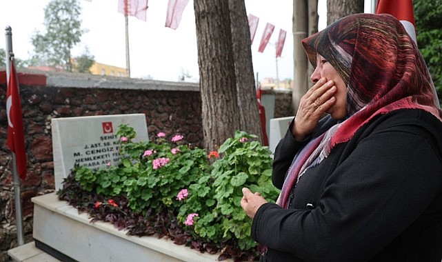 Şehitlikte hüzünlü bayramlaşma: Fotoğraflarını öperek bayramlaştılar