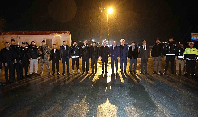 Vali Aydoğdu, yol kontrol noktalarını ziyaret edip sürücülere şeker ikram etti