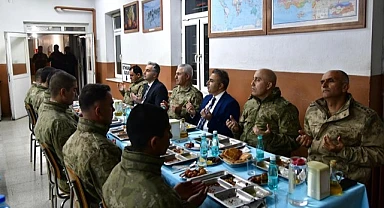 Vali Çiçek, Mehmetçikle iftar sofrasına oturdu