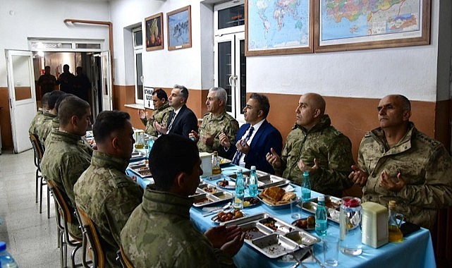 Vali Çiçek, Mehmetçikle iftar sofrasına oturdu