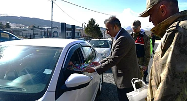 Vali Çiçek, yol kontrol noktalarını ziyaret edip sürücülere şeker ikram etti