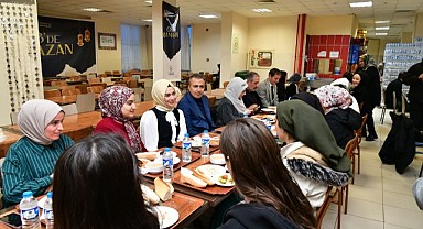 Vali öğrencilerle iftarda buluştu