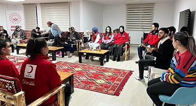 Yaşlılar gençlere taş çıkarttı