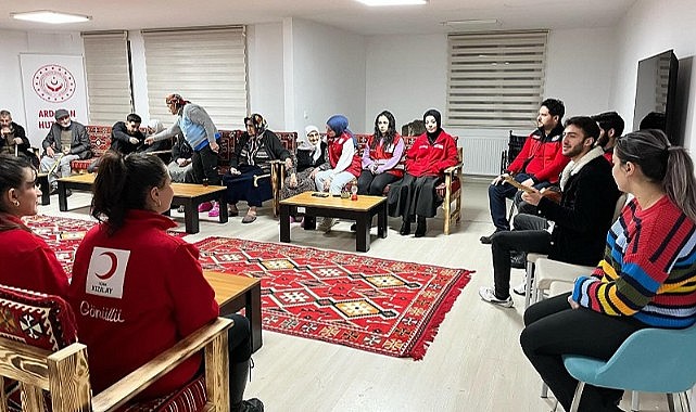 Yaşlılar gençlere taş çıkarttı