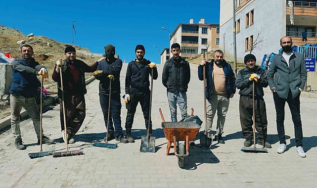 Yüksekova'da baharın gelişiyle çevre temizliği yapıldı