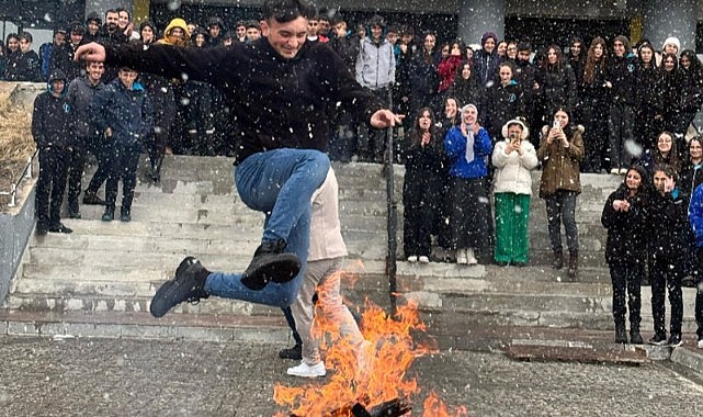Yunus Emre Lisesinde Nevruz ateşi yakıldı