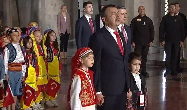 23 Nisan coşkuyla kutlanıyor! Bakan Tekin çocuklarla Anıtkabir'i ziyaret etti