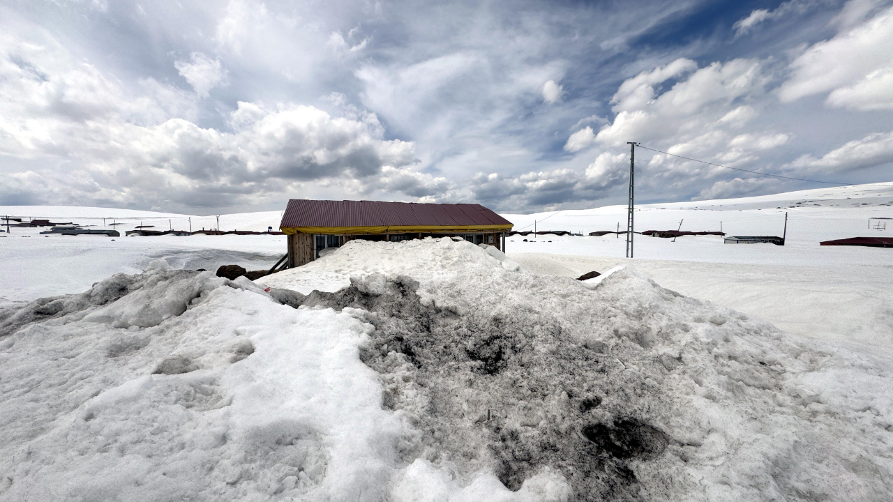 Yayla evleri kar altında