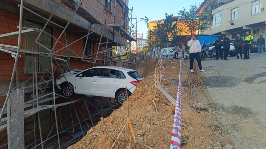 Görenler şaştı kaldı: Otomobilde mahsur kalan 4 kişi kurtarıldı