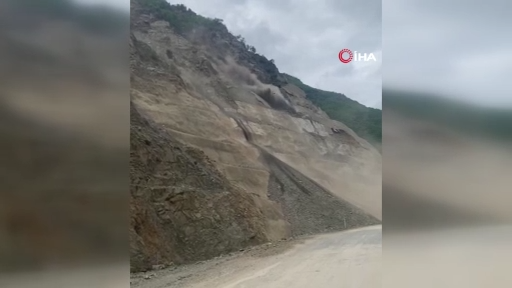 Komşuda heyelan anı kamerada