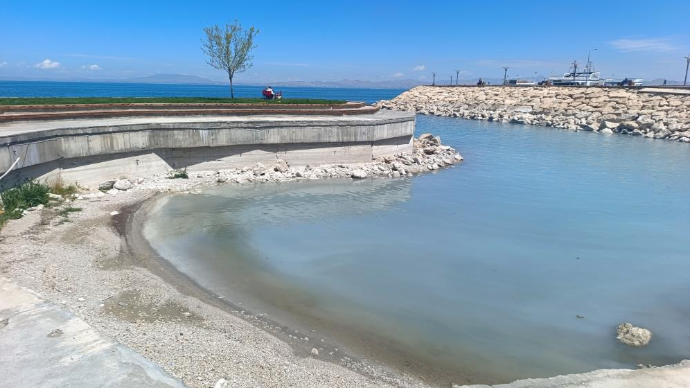 Nisan yağmurları yeterli olmadı: Van Gölü'nde çekilme sürüyor