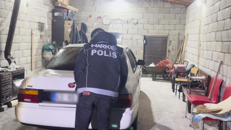 Bitlis'te köpeklerin altına gizlenmiş uyuşturucu madde ele geçirildi