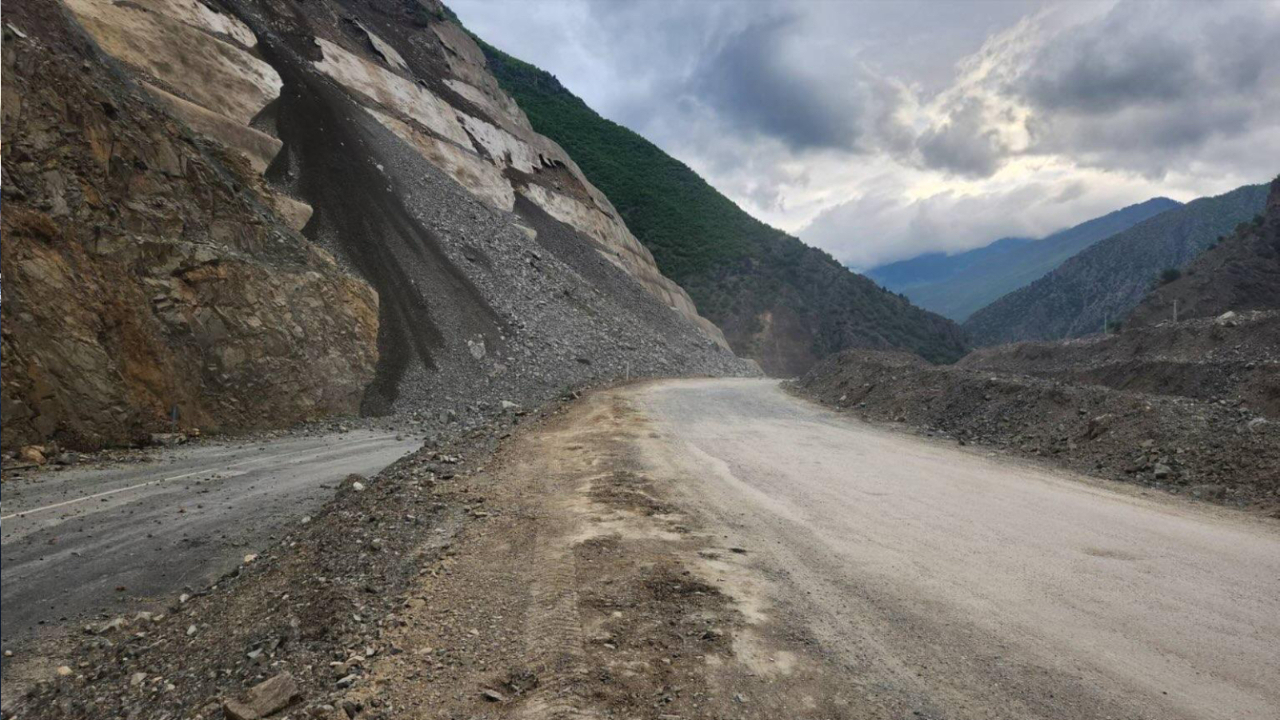 Artvin-Ardahan kara yolu tek şeritten ulaşıma açıldı