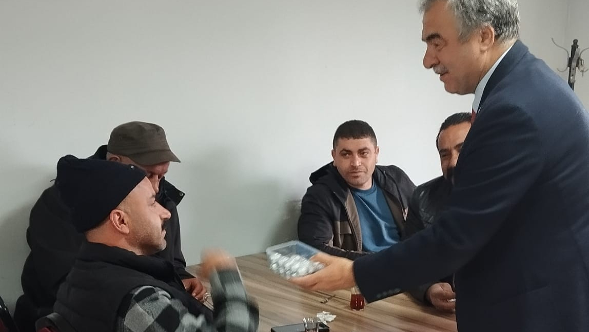 Müdür Sonkaya, emekçilerle sabah çayı içti