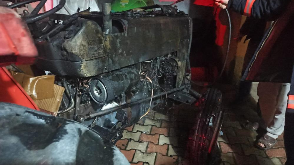 Park halinde alev alan traktör kullanılamaz hale geldi