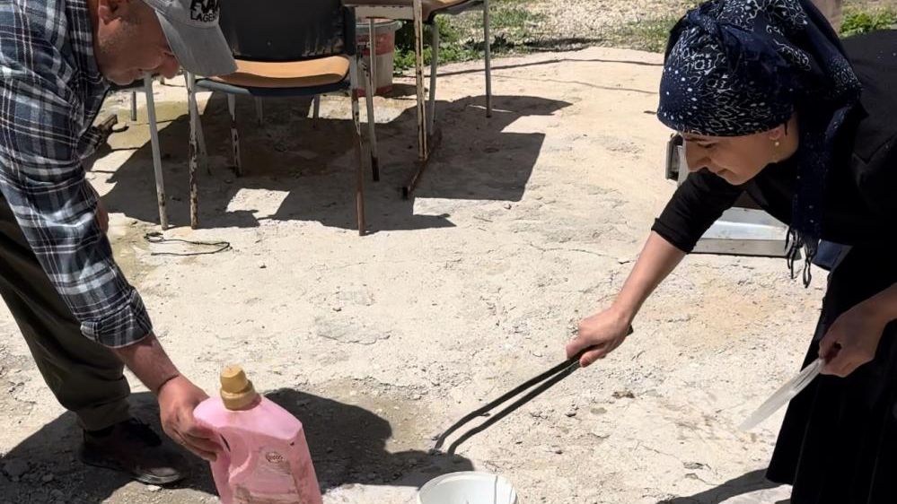 Hakkarili aile iki yıldır yılanlarla yaşıyor
