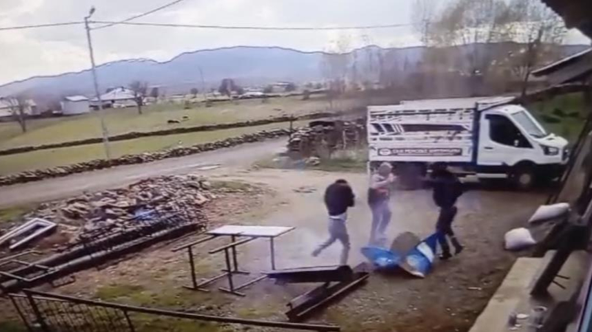 Kesmek istedikleri varil patlayınca neye uğradıklarını şaşırdılar: Patlama anı kamerada