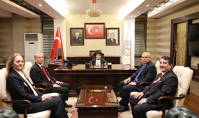 Ağrı Valisi Koç, koltuğunu minik öğrenciye devretti