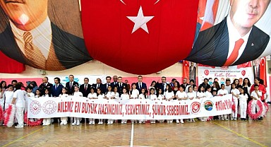 Aile değerleri 23 Nisan’da pankartla kutlandı