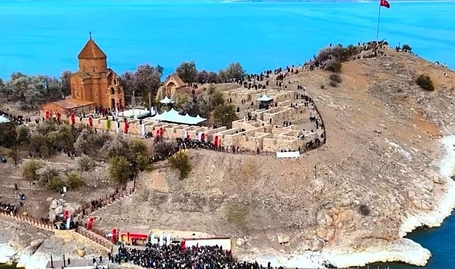 Akdamar Adası’nı 2 günde 30 bin kişi ziyaret etti