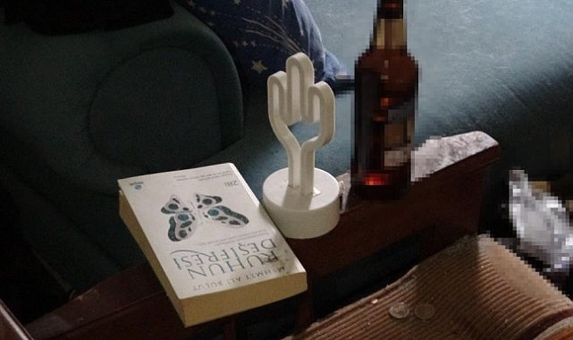 Annesinin cesediyle 2 hafta yaşadı, tutuklandı