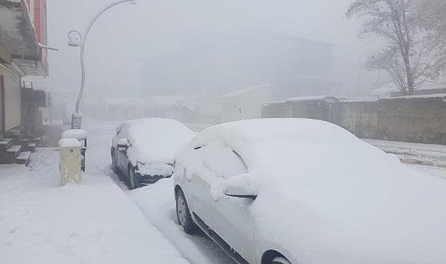 Araçlar kara gömüldü: 13 yerleşim yerinin yolu ulaşıma kapandı