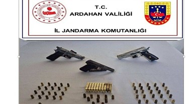 Ardahan’da kaçak silah operasyonu: 3 ruhsatsız tabanca ele geçirildi
