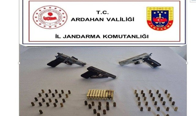 Ardahan’da kaçak silah operasyonu: 3 ruhsatsız tabanca ele geçirildi