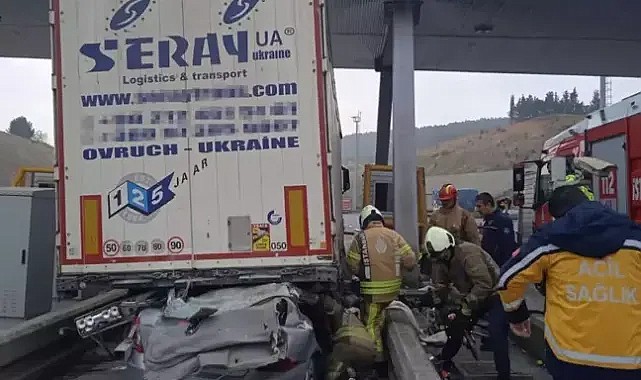 Bayram dönüşü feci kaza! Tırın altına giren otomobil kağıt gibi ezildi