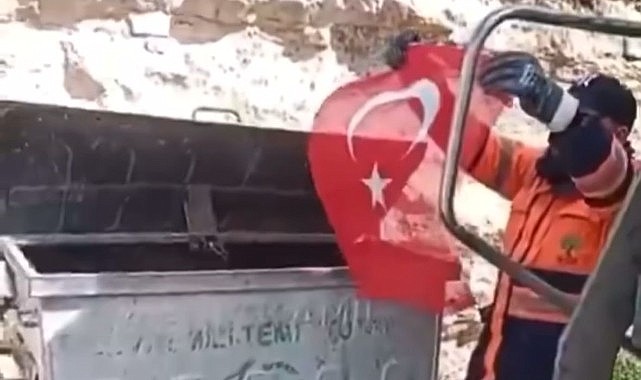 Belediye temizlik işçisi, çöpte bulduğu Türk bayrağını öpüp anlına koydu
