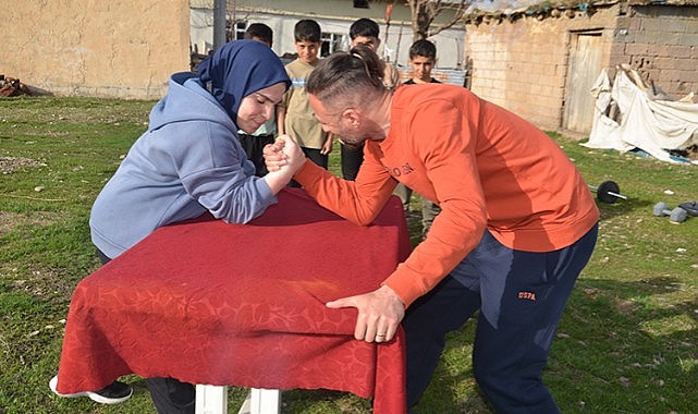 Bileğinin hakkıyla şampiyon olmak için günde 600 şınav çekiyor