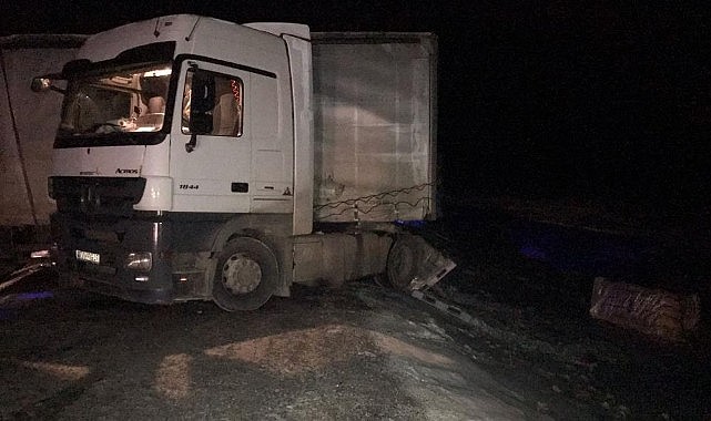 Buzlanmadan kayan tır, yolu kapattı