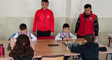 Çıldır'da 23 Nisan'a özel satranç turnuvası düzenlendi