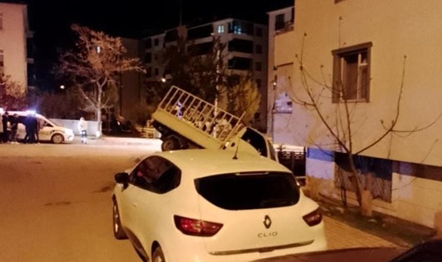 Elazığ’da pikap apartman bahçesine uçtu