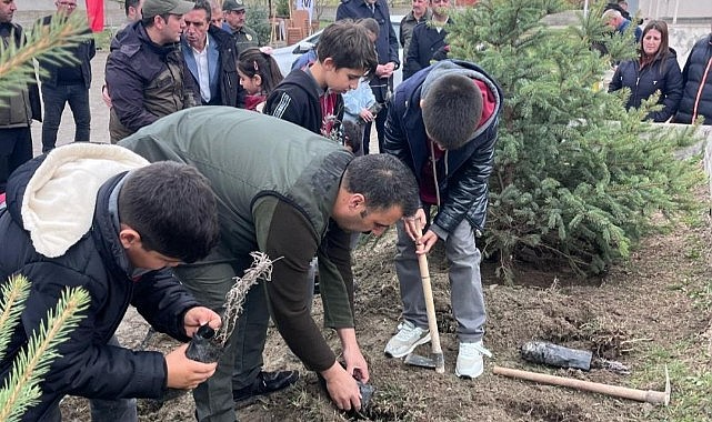 Erzincan’da şehit ailesiyle yeşil vatan için ağaç diktiler