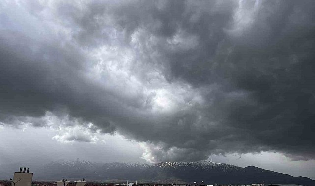 Erzincan'da sağanak yağış, yükseklerde kar bekleniyor