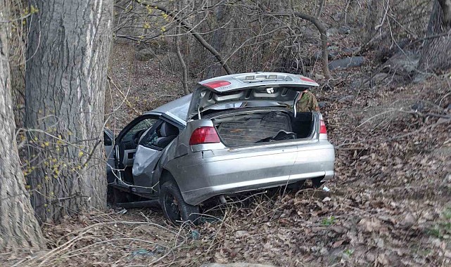 Erzurum'da virajı alamayan otomobil şarampole devrildi: 3 yaralı