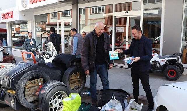 Fransa’dan motosikletiyle fakir çocuklara kalem taşıyor